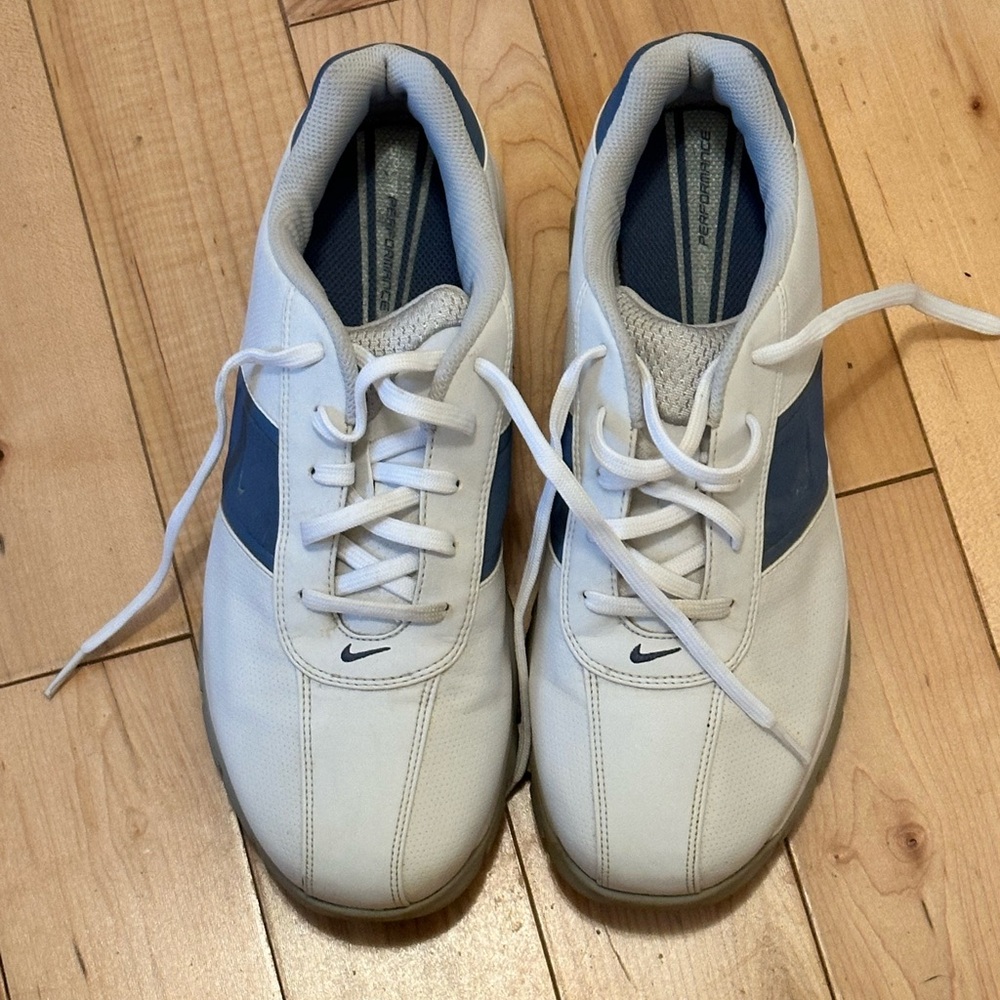 Women’s Nike Performance spiked golf shoes. Size 8W. In great condition.